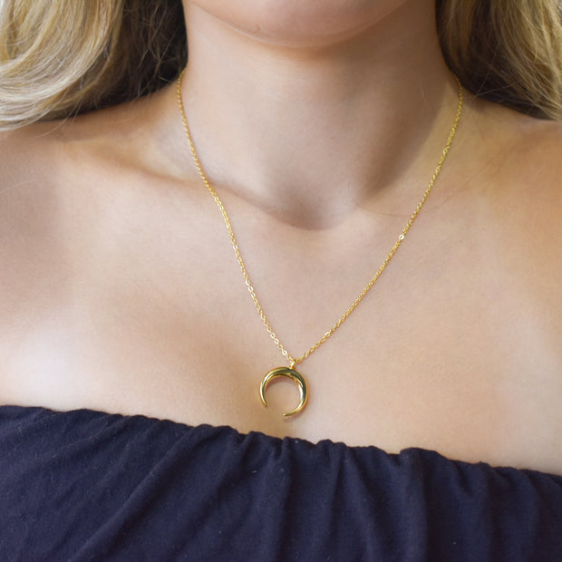 Lucky horn necklace