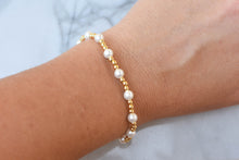 Load image into Gallery viewer, Elara Pearl Bracelet
